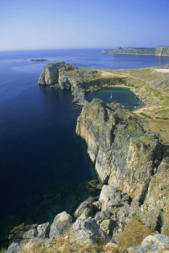 无人,竖图,俯视,室外,白天,海浪,海洋,石头,沙滩,山,山脉,希腊,欧洲,阴影,光线,沙子,石子,影子,海岸,浪花,山顶,山峰,水平线,悬崖,辽阔,海平线,沙地,山峦,蓝色,蓝天,天空,阳光,海水,群山,天,广阔,晴朗,一望无际,海景,沉积岩,希腊共和国,万里无云,绝壁,无边无际,一马平川,颠峰,极峰,水成岩,罗得斯岛,大海,风浪,海,海水的波动,海滩,近岸浪,石块,岩石,涌浪,晴空,晴空万里,彩图,高角度拍摄,水天相接,水天一线