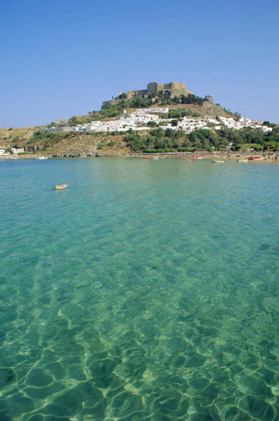 无人,家,竖图,室外,白天,正面,旅游,度假,海浪,海洋,石头,美景,山,山脉,植物,希腊,欧洲,阴影,光线,石子,影子,堡垒,城堡,房屋,屋子,景观,浪花,山顶,山峰,山峦,娱乐,楼房,住宅,树,树木,蓝色,绿色,蓝天,天空,阳光,自然,海水,群山,天,享受,休闲,景色,放松,生长,晴朗,成长,要塞,自然风光,海景,沉积岩,希腊共和国,万里无云,颠峰,极峰,设防,水成岩,罗得斯岛,大海,风浪,海,海水的波动,近岸浪,石块,岩石,涌浪,晴空,晴空万里,彩图,房子