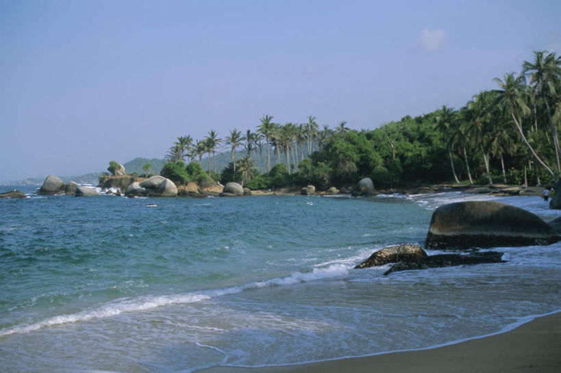 无人,横图,室外,白天,正面,旅游,度假,海浪,海洋,石头,美景,沙滩,山,山脉,植物,棕榈树,叶子,哥伦比亚,阴影,波纹,光线,沙子,石子,影子,海岸,景观,浪花,山峰,绿叶,涟漪,沙地,山峦,娱乐,树,树木,蓝色,绿色,倒影,蓝天,水纹,天空,阳光,自然,海水,波浪,群山,天,享受,休闲,嫩叶,景色,南美,放松,生长,晴朗,成长,南美洲,倒映,拉丁美洲,自然风光,美洲,海景,棕榈叶,万里无云,马格达莱纳,水晕,亚美利加洲,南亚美利加洲,哥伦比亚共和国,反照,叶,叶片,大海,风浪,海,海水的波动,海滩,近岸浪,石块,岩石,涌浪,晴空,晴空万里,彩图