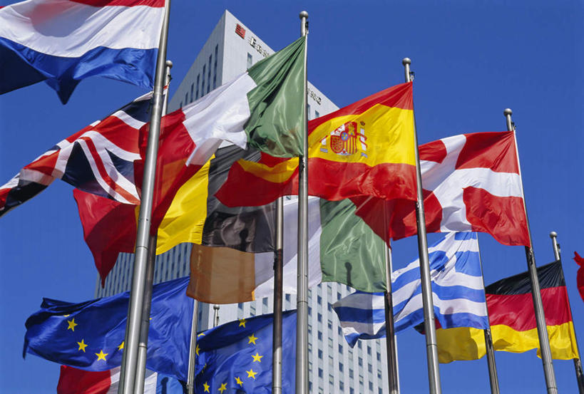 无人,高楼大厦,横图,室外,白天,仰视,度假,办公楼,美景,窗户,城市风光,城市,大厦,建筑,摩天大楼,写字楼,旗帜,国旗,法国,欧洲,一排,阴影,整齐,并列,并排,光线,旗杆,影子,墙,景观,娱乐,旗子,玻璃窗,墙壁,墙面,排列,蓝色,蓝天,天空,阳光,楼宇,天,享受,休闲,商务楼,景色,放松,晴朗,队列,平行,万里无云,法兰西共和国,法兰西第五共和国,拉德芳斯,旌旗,旗号,法兰西岛,法兰西岛大区,上塞纳省,旗,晴空,晴空万里,彩图,低角度拍摄,大楼,高层建筑,高楼,摩天楼