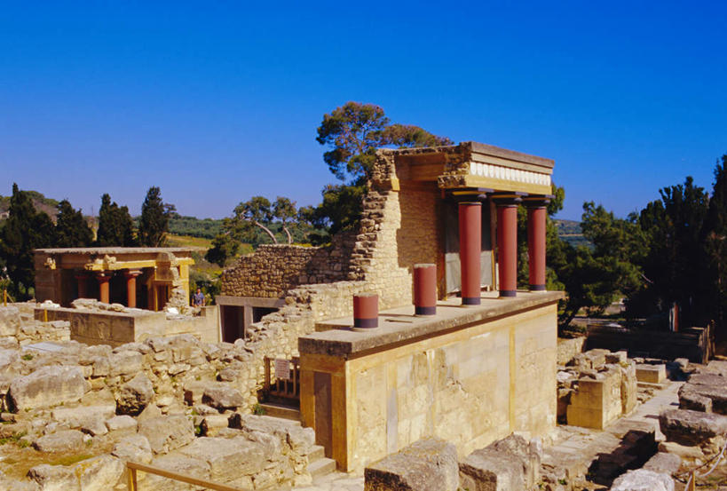 无人,宫殿,横图,室外,白天,正面,旅游,度假,石头,名胜古迹,植物,标志建筑,地标,建筑,希腊,欧洲,阴影,遗迹,光线,石子,影子,柱子,墙,古迹,文物,娱乐,建设,古建筑,废墟,墙壁,墙面,树,树木,蓝色,绿色,蓝天,天空,阳光,自然,天,享受,休闲,旅游胜地,放松,生长,晴朗,成长,古文明,希腊共和国,万里无云,克诺塞斯,石块,岩石,晴空,晴空万里,彩图