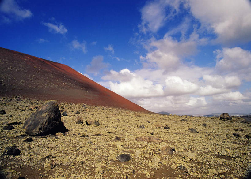 无人,公园,横图,室外,白天,正面,旅游,度假,火山,石头,美景,山,山脉,植物,西班牙,欧洲,阴影,枯萎,光线,石子,影子,景观,山峰,云,云朵,枯草,山峦,云彩,娱乐,草,黄色,蓝色,白云,蓝天,天空,阳光,自然,群山,天,享受,休闲,景色,放松,晴朗,国家公园,加纳利群岛,南欧,自然风光,加那利群岛,沉积岩,西班牙王国,兰萨罗特岛,水成岩,蒂曼法亚国家公园,活火山,石块,死火山,休眠火山,岩石,晴空,彩图