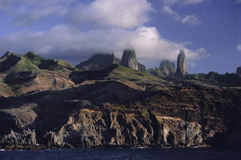 无人,横图,室外,白天,正面,旅游,度假,海浪,海洋,石头,美景,山,山脉,阴影,光线,石子,影子,景观,浪花,山顶,山峰,悬崖,云,云朵,山峦,云彩,娱乐,蓝色,白云,蓝天,天空,阳光,自然,海水,群山,天,享受,休闲,陡峭,景色,放松,晴朗,自然风光,大洋洲,海景,法属波利尼西亚,法属玻利尼西亚,绝壁,马克萨斯群岛,笔陡,峻峭,颠峰,极峰,大海,风浪,海,海水的波动,近岸浪,石块,岩石,涌浪,晴空,彩图