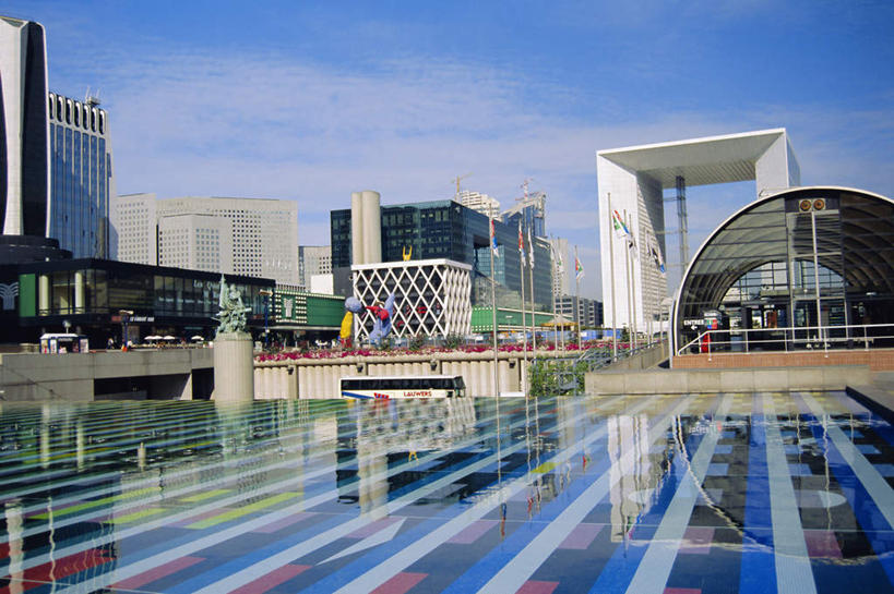 无人,高楼大厦,横图,室外,白天,正面,度假,办公楼,美景,植物,门,城市风光,城市,大厦,建筑,摩天大楼,写字楼,法国,欧洲,阴影,光线,影子,池塘,景观,水池,云,云朵,拱门,云彩,娱乐,树,树木,蓝色,绿色,白云,倒影,蓝天,天空,阳光,自然,门框,楼宇,天,享受,休闲,商务楼,景色,放松,生长,晴朗,成长,倒映,法兰西共和国,法兰西第五共和国,拉德芳斯,法兰西岛,反照,法兰西岛大区,上塞纳省,晴空,彩图,大楼,高层建筑,高楼,摩天楼