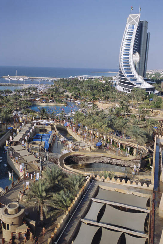 无人,游泳池,家,高楼大厦,竖图,俯视,航拍,室外,白天,度假,游戏,办公楼,海浪,海洋,美景,水,植物,城市风光,城市,大厦,建筑,摩天大楼,写字楼,阿联酋,亚洲,阴影,曲折,弯曲,光线,影子,房屋,屋子,景观,浪花,水池,水面,玩,娱乐,建设,泳池,楼房,住宅,树,树木,蓝色,绿色,蓝天,天空,阳光,自然,海水,楼宇,天,享受,休闲,商务楼,景色,放松,游乐设施,蜿蜒,生长,晴朗,成长,活动,鸟瞰,发泄,消遣,智力,西亚,海景,阿拉伯联合酋长国,迪拜,万里无云,宣泄,滑落,游艺设施,杜拜,爬升,倒转,碧海皇宫酒店,朱美拉海滩酒店,大海,风浪,海,海水的波动,近岸浪,涌浪,晴空,晴空万里,玩耍,嬉戏,彩图,高角度拍摄,房子,大楼,高层建筑,高楼,摩天楼