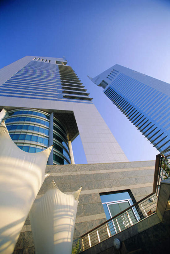 无人,高楼大厦,栏杆,竖图,室外,白天,仰视,度假,办公楼,美景,窗户,城市风光,城市,大厦,建筑,摩天大楼,写字楼,阿联酋,亚洲,一排,阴影,整齐,光线,影子,景观,围栏,娱乐,建设,护栏,玻璃窗,排列,蓝色,蓝天,天空,阳光,楼宇,天,享受,休闲,商务楼,景色,放松,晴朗,队列,西亚,阿拉伯联合酋长国,迪拜,阿联酋大厦,万里无云,杜拜,晴空,晴空万里,彩图,低角度拍摄,大楼,高层建筑,高楼,摩天楼