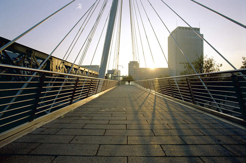 无人,高楼大厦,栏杆,横图,室外,白天,仰视,度假,办公楼,美景,日落,植物,城市风光,城市,大桥,大厦,建筑,立交桥,摩天大楼,桥梁,写字楼,英国,欧洲,伦敦,景观,晚霞,霞光,落日,高架,围栏,斜拉桥,桥,首都,娱乐,护栏,树,树木,绿色,自然,黄昏,楼宇,享受,休闲,商务楼,景色,彩霞,放松,生长,成长,西欧,雾都,夕照,千禧桥,伦敦千禧桥,夕阳,彩图,低角度拍摄,大楼,高层建筑,高楼,摩天楼,斜阳