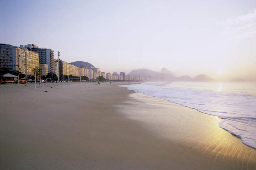 无人,高楼大厦,横图,室外,白天,正面,旅游,度假,办公楼,海浪,海洋,美景,日落,沙滩,山,山脉,植物,雾,大厦,建筑,摩天大楼,写字楼,巴西,朦胧,模糊,沙子,海岸,景观,浪花,山峰,晚霞,霞光,落日,沙地,山峦,娱乐,树,树木,绿色,自然,海水,黄昏,楼宇,群山,享受,休闲,商务楼,景色,彩霞,南美,放松,生长,成长,迷雾,南美洲,拉丁美洲,自然风光,美洲,里约热内卢,海景,里约热内卢州,巴西联邦共和国,首府,亚美利加洲,南亚美利加洲,里约热内卢市,夕照,科巴卡巴纳海滩,科帕卡巴纳海滩,大海,风浪,海,海水的波动,海滩,近岸浪,涌浪,大雾,夕阳,彩图,大楼,高层建筑,高楼,摩天楼,斜阳