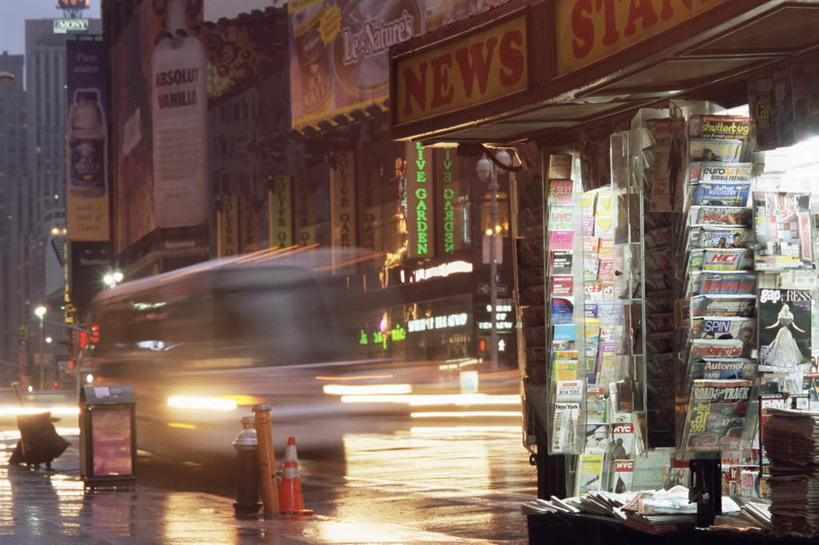 无人,商店,广场,横图,室外,夜晚,正面,购物,消费,城市,道路,路,夜景,公路,公共汽车,报纸,书籍,照明,纽约,美国,一辆,一排,朦胧,模糊,整齐,信息,英文,标志,文字,字符,字母,巴士,曼哈顿,公交车,交通,标识,商铺,车,灯,排列,灯具,交通工具,金融,英文字母,时代广场,新闻,照亮,北美,北美洲,照明设备,队列,载具,美洲,选购,贸易,前照灯,前大灯,纽约州,帝国之州,帝国州,车前灯,时报广场,纽约时报广场,北亚美利加洲,亚美利加洲,血拼,市肆,商号,书,图书,马路,彩图,店铺,曼哈顿岛,报刊