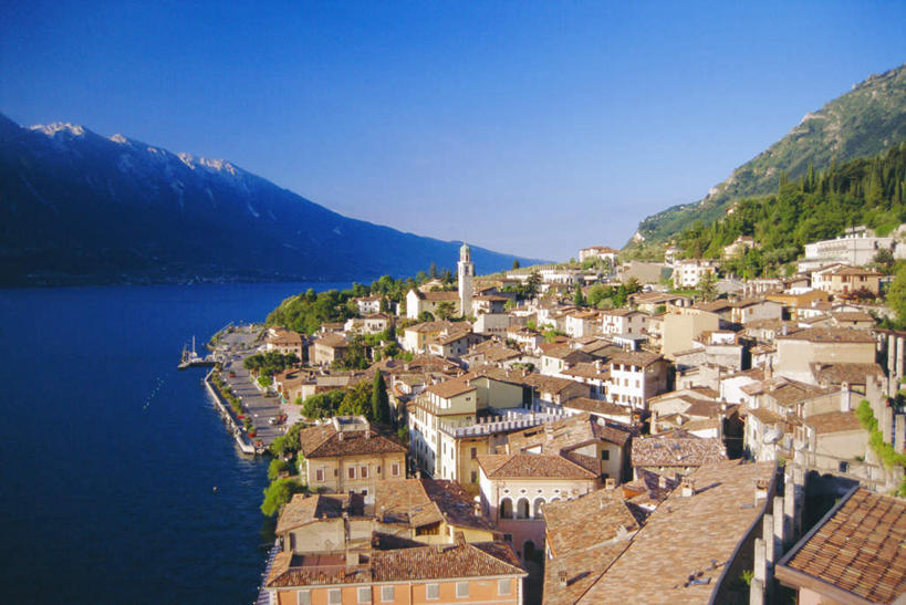 无人,家,横图,俯视,室外,白天,度假,湖,湖泊,美景,水,植物,城市风光,城市,建筑,意大利,欧洲,阴影,波纹,光线,瓦片,影子,房屋,屋顶,屋子,湖面,景观,水流,水面,云,云朵,公寓,涟漪,云彩,顶棚,瓦,娱乐,洋房,楼房,住宅,树,树木,蓝色,绿色,白云,倒影,蓝天,水纹,天空,阳光,自然,波浪,湖水,天,享受,休闲,景色,放松,建造,生长,晴朗,成长,倒映,南欧,屋瓦,意大利共和国,水晕,反照,布雷西亚省,贝纳科湖,加尔达湖,晴空,彩图,高角度拍摄,房子