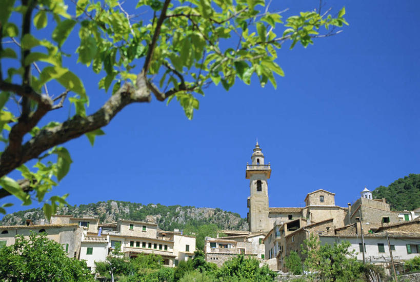 无人,家,横图,室外,白天,正面,度假,美景,山,山脉,植物,城市风光,城市,叶子,西班牙,欧洲,阴影,朦胧,模糊,光线,影子,房屋,屋子,景观,山峰,绿叶,枝条,山峦,娱乐,楼房,住宅,树,树木,树枝,蓝色,蓝天,天空,阳光,群山,天,享受,休闲,嫩叶,景色,放松,晴朗,南欧,万里无云,马略卡岛,西班牙王国,巴利阿里群岛,马略卡,虬枝,枝杈,叶,叶片,晴空,晴空万里,彩图,房子