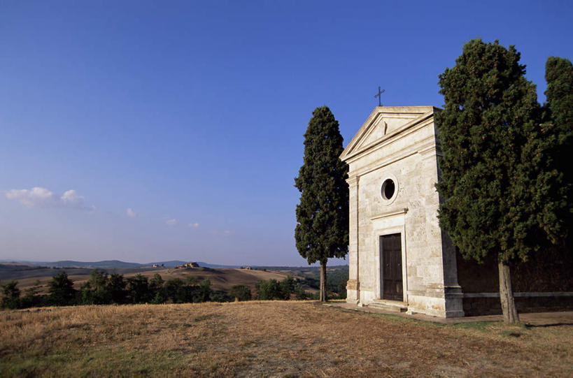 无人,教堂,横图,室外,白天,正面,旅游,度假,草地,草坪,植物,标志建筑,地标,建筑,意大利,欧洲,阴影,节日,光线,十字架,影子,云,云朵,云彩,文化,娱乐,建设,草,树,树木,蓝色,绿色,白云,蓝天,天空,阳光,自然,天,祈祷,享受,休闲,健康,旅游胜地,放松,许愿,宗教,信仰,生长,晴朗,成长,纪念,祈求,托斯卡纳,锡耶纳,南欧,信念,皮恩扎,意大利共和国,托斯卡纳大区,平安,晴空,彩图,大教堂,礼拜堂