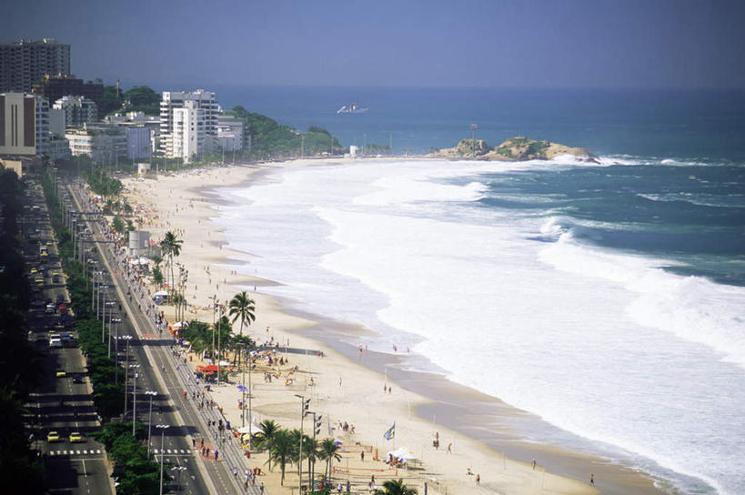 西方人,无人,高楼大厦,站,躺,横图,俯视,室外,白天,泳装,比基尼,旅游,度假,办公楼,海浪,海洋,石头,沙滩,山,山脉,大厦,道路,建筑,路,路灯,摩天大楼,写字楼,公路,汽车,椅子,照明,巴西,欧洲,欧洲人,行人,游客,游人,阴影,光线,伞,沙子,石子,影子,雨伞,遮阳伞,躺椅,海岸,浪花,山峰,水平线,辽阔,灯光,交通,海平线,沙地,山峦,许多人,注视,娱乐,阳伞,路人,旅客,车,灯,蓝色,蓝天,天空,阳光,海水,楼宇,交通工具,轿车,群山,天,观察,看,站着,一群人,享受,休闲,广阔,商务楼,南美,放松,晴朗,观看,一望无际,沙滩椅,照亮,察看,南美洲,照明设备,拉丁美洲,关注,载具,美洲,里约热内卢,海景,万里无云,里约热内卢州,巴西联邦共和国,首府,亚美利加洲,南亚美利加洲,里约热内卢市,无边无际,一马平川,过客,科巴卡巴纳海滩,科帕卡巴纳海滩,卧着,男人,男性,女人,女性,中年男性,中年女性,白种人,大海,风浪,海,海水的波动,海滩,近岸浪,石块,岩石,涌浪,晴空,晴空万里,马路,躺着,卧,站立,彩图,高角度拍摄,三点式,泳衣,大楼,高层建筑,高楼,摩天楼,水天相接,水天一线