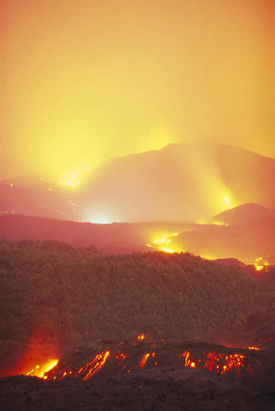 无人,竖图,俯视,室外,白天,旅游,度假,热情,火山,美景,雾,火,意大利,欧洲,阴影,朦胧,模糊,光线,火焰,影子,景观,燃烧,娱乐,自然,享受,休闲,烟,景色,熔岩,放松,流动,活动,迷雾,西西里,南欧,自然风光,意大利共和国,西西里岛,活火山,死火山,休眠火山,大雾,彩图,高角度拍摄