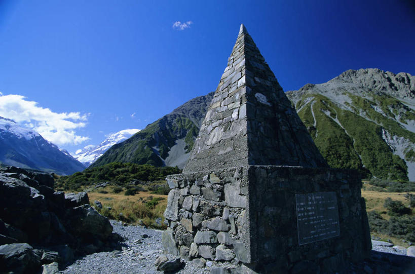 无人,横图,室外,白天,仰视,旅游,度假,草地,草坪,石头,美景,山,雪,雪山,植物,大雪,指示牌,雕塑,新西兰,阴影,艺术,装饰,光线,英文,标志,雕刻,雕像,石子,文字,影子,字符,字母,冰,积雪,景观,山峰,雪景,冬季,冬天,纪念碑,山峦,娱乐,标识,草,树,树木,蓝色,绿色,蓝天,天空,自然,工艺品,天,享受,休闲,景色,放松,寒冷,生长,晴朗,成长,纪念,英文字母,椎体,华丽,修饰,美术,点缀,冰冷,自然风光,主题,大洋洲,陈列,万里无云,功能,美学,衬托,美观,雅致,雅观,严寒,纽西兰,冰凉,酷寒,凛冽,凛凛,极冷,长白云之乡,新西兰南岛,石块,岩石,晴空,晴空万里,彩图,低角度拍摄