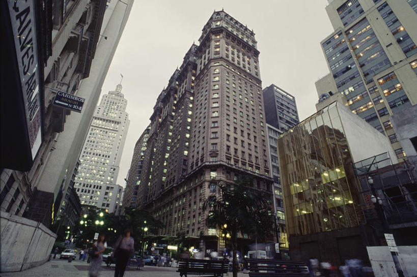 西方人,家,高楼大厦,走,横图,室外,白天,仰视,度假,办公楼,美景,城市风光,城市,大厦,建筑,路灯,摩天大楼,写字楼,照明,巴西,欧洲,欧洲人,阴影,服装,光线,影子,房屋,屋子,景观,公寓,灯光,许多人,注视,休闲装,娱乐,洋房,楼房,住宅,灯,衣服,楼宇,观察,看,一群人,享受,休闲,休闲服,商务楼,景色,南美,放松,服饰,观看,照亮,察看,南美洲,照明设备,拉丁美洲,关注,美洲,巴西联邦共和国,首府,亚美利加洲,南亚美利加洲,圣保罗,圣保罗市,圣保罗州,男人,男性,女人,女性,中年男性,中年女性,白种人,步行,散步,走路,彩图,低角度拍摄,全身,房子,大楼,高层建筑,高楼,摩天楼