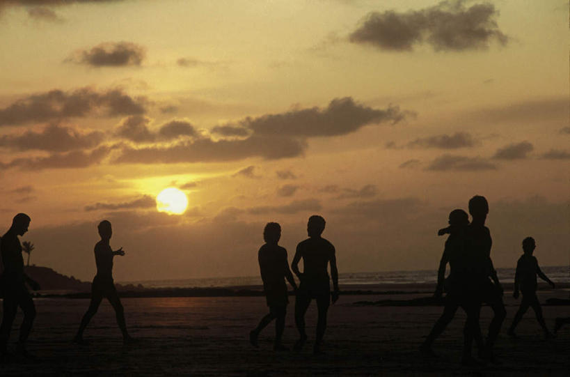 西方人,走,横图,室外,白天,正面,旅游,度假,海浪,海洋,美景,日落,沙滩,欧洲,美国,欧洲人,服装,沙子,海岸,景观,浪花,水平线,晚霞,霞光,落日,辽阔,海平线,沙地,许多人,背光,注视,休闲装,娱乐,衣服,自然,海水,黄昏,观察,看,一群人,享受,休闲,广阔,休闲服,景色,彩霞,放松,服饰,观看,一望无际,察看,北美,北美洲,关注,加利福尼亚,自然风光,美洲,逆光,海景,加州,加利福尼亚州,金州,黄金州,北亚美利加洲,亚美利加洲,蒙特利半岛,无边无际,一马平川,夕照,男人,男性,中年男性,白种人,大海,风浪,海,海水的波动,海滩,近岸浪,涌浪,夕阳,步行,散步,走路,彩图,全身,水天相接,水天一线,斜阳