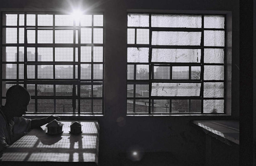 西方人,一个人,坐,横图,黑白,室内,白天,侧面,幸福,茶,窗户,杯子,欧洲,欧洲人,仅一个男性,仅一个人,阴影,服装,光线,壶,影子,茶叶,注视,休闲装,娱乐,玻璃窗,水壶,仅一个年轻男性,衣服,茶壶,容器,水杯,观察,看,享受,休闲,温馨,休闲服,放松,乐趣,监狱,服饰,观看,察看,提神,舒适,监禁,束缚,关注,醒脑,关押,监牢,牢狱,监管,禁闭,男人,男性,年轻男性,白种人,看守,茶杯,坐着,半身