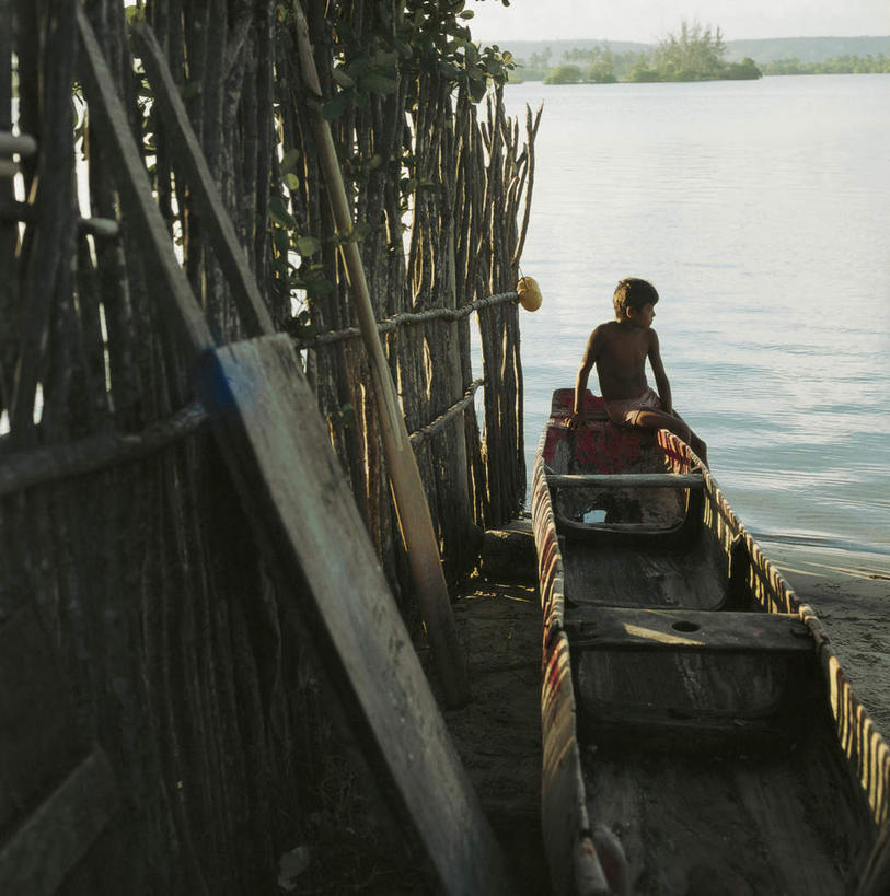 西方人,儿童,一个人,栏杆,坐,竖图,室外,白天,正面,旅游,度假,纯洁,河流,美景,水,船,巴西,欧洲,非洲,黑人,欧洲人,仅一个男性,仅一个人,波纹,服装,栅栏,河水,景观,篱笆,水流,围栏,木船,涟漪,注视,休闲装,娱乐,护栏,小孩,衣服,倒影,水纹,自然,交通工具,波浪,观察,看,仅一个小孩,享受,休闲,休闲服,景色,南美,放松,可爱,童年,童趣,服饰,观看,察看,南美洲,倒映,舟,拉丁美洲,关注,自然风光,载具,独木舟,美洲,童真,烂漫,无邪,巴西联邦共和国,水晕,亚美利加洲,南亚美利加洲,独木船,反照,天真,男孩,男人,男性,非洲人,孩子,坐着,彩图,全身,男生