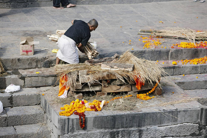 成年人,两个人,横图,室外,白天,尼泊尔,木制,花环,稻草,燃烧,花,烟,摄影,宗教,佛教,死亡,典礼,灵性,火葬,男人,彩图,传统文化