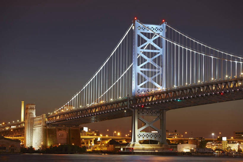 无人,横图,夜晚,留白,技术,城市,建筑,摩天大楼,美国,反射,大门,光,桥,蓝色,地标建筑,运输,摄影,吊桥,照亮,工程,北美,北美洲,美洲,费城,博爱之城,宾夕法尼亚,宾夕法尼亚州,宾州,拱顶石州,拱心石之州,宾氏林地,本杰明.富兰克林大桥,北亚美利加洲,亚美利加洲,特拉华河,本.富兰克林大桥,特拉华河大桥,彩图,旅行,美利坚合众国