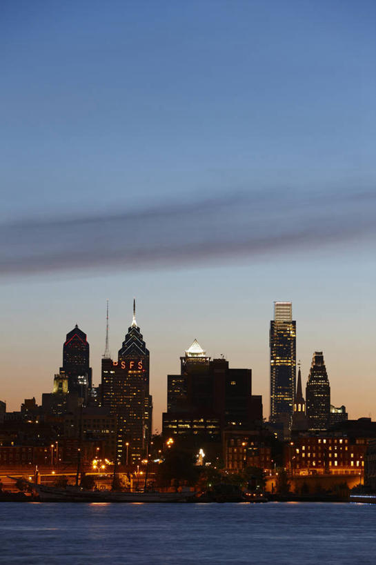 无人,竖图,室外,夜晚,留白,旅游,度假,技术,美景,天际线,城市风光,城市,建筑,摩天大楼,美国,反射,景观,娱乐,蓝色,天空,黄昏,享受,休闲,景色,放松,摄影,照亮,宾夕法尼亚,特拉华河,彩图,旅行