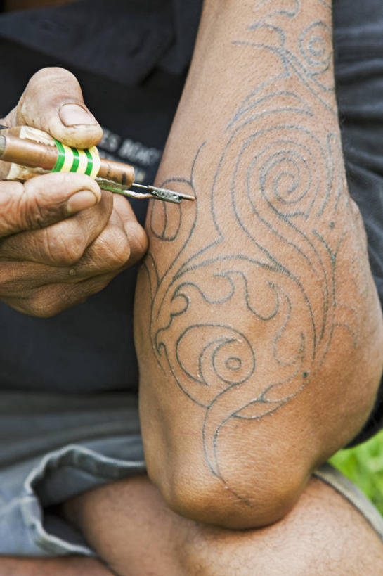 一个人,竖图,特写,时尚,巴布亚新几内亚,仅一个男性,仅一个人,纹身,仅