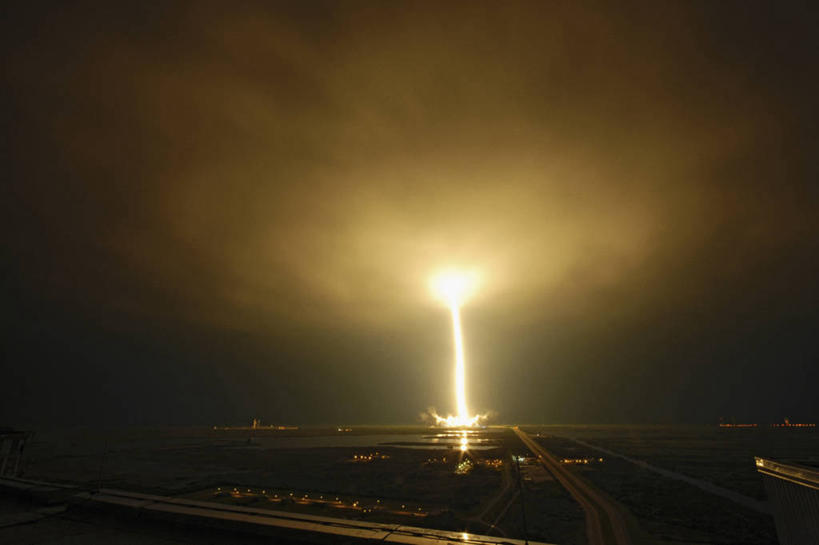 无人,横图,室外,夜晚,留白,长时间曝光,美国,起飞,太空,火焰,云,摄影,北美,北美洲,美洲,航天飞机,奋进号航天飞机,佛罗里达,佛罗里达州,佛州,阳光州,肯尼迪航天中心,北亚美利加洲,亚美利加洲,空气污染,梅里特岛,彩图,美利坚合众国,空间探索