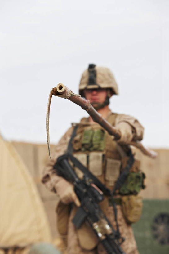 成年人,一个人,竖图,室外,白天,阿富汗,仅一个男性,仅一个人,士兵,仅一个年轻男性,刀,摄影,镰刀,危险,男人,男性,年轻男性,年轻人,彩图,美国海军陆战队