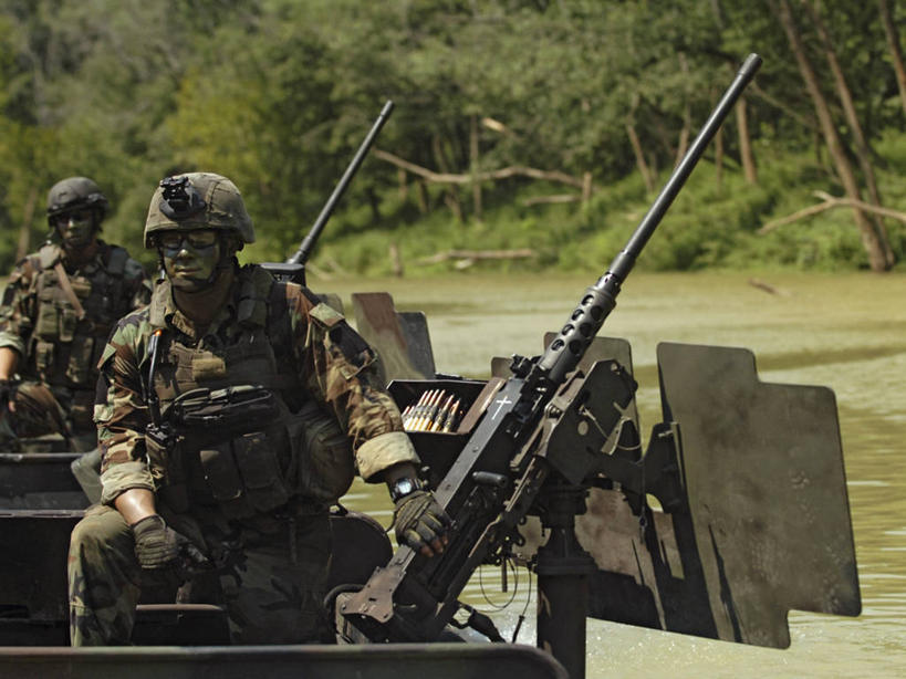 成年人,两个人,水手,横图,室外,白天,河流,船,美国,士兵,军事,枪支,武器,摄影,肯塔基州,危险,男人,彩图,特种部队,诺克斯堡