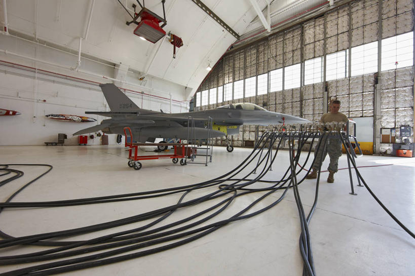 成年人,一个人,横图,室内,白天,安全,美国,仅一个男性,朦胧,模糊,圆锥,力量,战争,摄影,空军,准确,打斗,进攻,军用机,座舱,科罗拉多州,F-16战隼战斗机,蝰蛇,技能,男人,彩图,飞机库