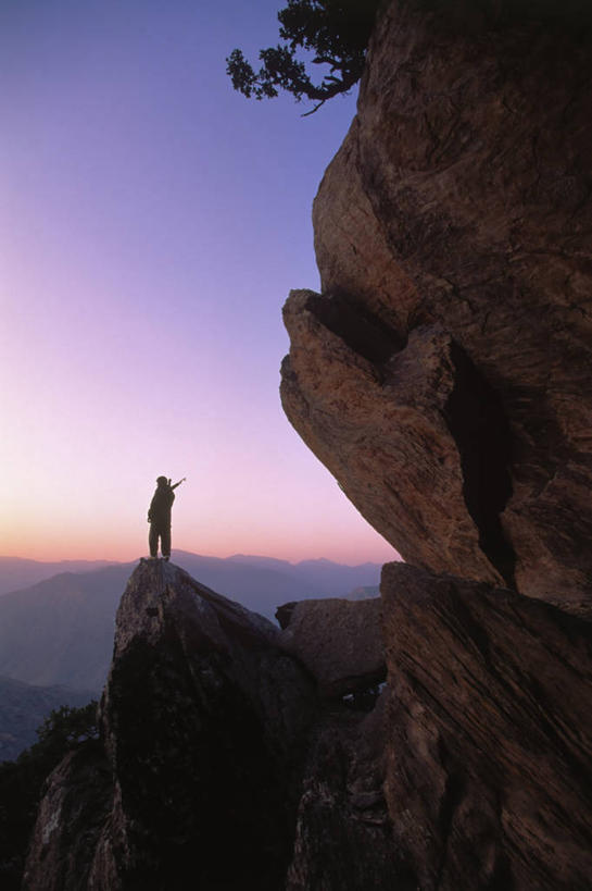 一个人,站,竖图,室外,白天,美景,山,阿富汗,亚洲,废弃,军事,反射,景观,山谷,树,粉色,紫色,黑色,自然,看,思考,景色,力量,平衡,战争,摄影,报废,废物,早晨,自然风光,丢弃,剪影,反差,比例,放弃,抛弃,万里无云,摈弃,AK47步枪,岩石,彩图,屏弃,摈斥,摒除,美国海军陆战队,韧性,兴都库什山脉