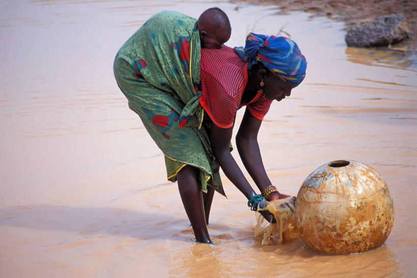 儿童,成年人,两个人,家庭,横图,室外,白天,侧面,旅游,度假,美景,水,蔬菜,非洲,尼日尔,尼日利亚,葫芦,景观,食品,娱乐,自然,享受,休闲,生病,温暖,温馨,一家人,景色,放松,摄影,和睦,疾病,自然风光,西非,年轻女性,女人,女性,非洲人,年轻人,清洗,半身,彩图,融洽,游牧民族
