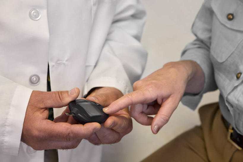 西方人,成年人,中年人,老年人,手,两个人,医生,病人,横图,室内,欧洲,欧洲人,摄影,观看,肖像,糖尿病,老年男性,老年女性,白种人,彩图