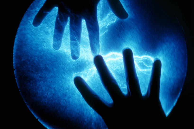 手,两个人,横图,室内,闪电,美国,发光,科学,光,光亮,教育,蓝色,球体,活力,摄影,能源,灵感,电,部分,照亮,知识,照明设备,加利福尼亚,剪影,科学实验,旧金山,物理学,等离子球,震惊,触摸,彩图,感知