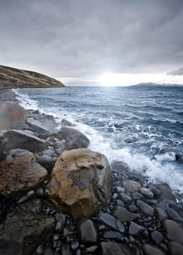 无人,竖图,室外,白天,正面,旅游,度假,海浪,海洋,石头,美景,山,山脉,欧洲,冰岛,阴影,光线,石子,影子,景观,浪花,山峰,山峦,娱乐,块,阳光,自然,海水,群山,享受,休闲,鹅卵石,景色,放松,自然风光,北欧,按摩石,海景,冰岛共和国,大海,风浪,海,海水的波动,近岸浪,石块,涌浪,彩图