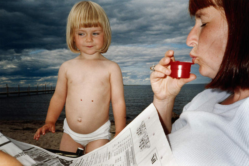 西方人,儿童,两个人,家庭,母亲,女儿,站,坐,横图,室外,白天,正面,旅游,度假,纯洁,美景,沙滩,报纸,杯子,欧洲,欧洲人,握,信息,沙子,海岸,景观,云,云朵,沙地,拿,云彩,拿着,娱乐,一只,小孩,红色,蓝色,白云,蓝天,天空,自然,水杯,天,站着,享受,休闲,温暖,温馨,母女,一家人,景色,放松,可爱,母爱,童年,童趣,握着,晴朗,新闻,一份,和睦,饮水,自然风光,童真,烂漫,无邪,天真,年轻女性,女孩,女人,女性,白种人,孩子,年轻人,茶杯,海滩,晴空,站立,坐着,半身,彩图,融洽,报刊,女生