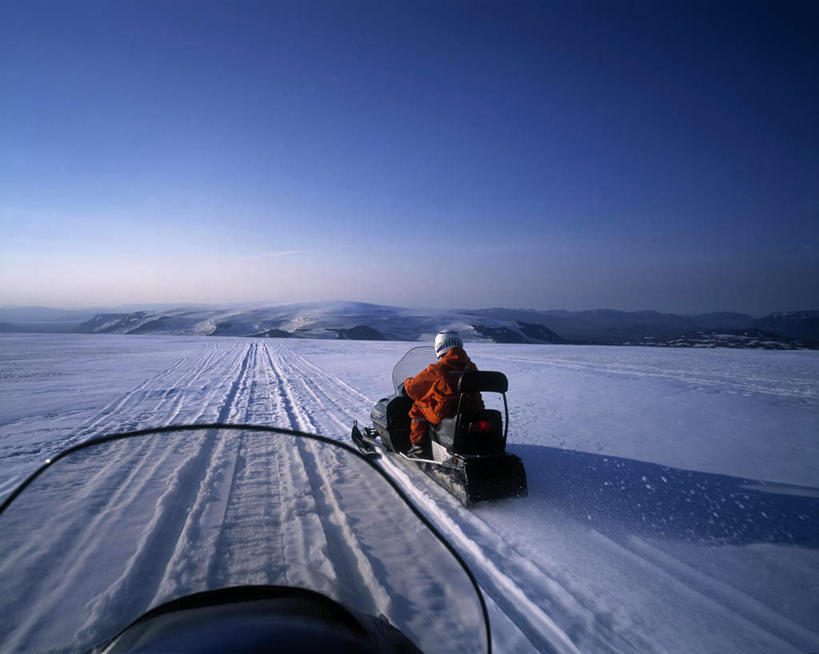 西方人,一个人,坐,横图,室外,白天,正面,旅游,度假,冰山,美景,山,雪,大雪,欧洲,欧洲人,仅一个男性,仅一个人,仅一个中年男性,一排,许多,覆盖,阴影,整齐,并列,并排,光线,影子,冰,积雪,景观,山峰,雪景,冬季,冬天,山峦,很多,痕迹,注视,娱乐,运动器械,冰川,排列,蓝色,蓝天,天空,阳光,自然,天,观察,看,享受,休闲,健身器械,景色,放松,寒冷,晴朗,观看,滑雪鞋,察看,冰冷,队列,关注,自然风光,健身器材,冰河,平行,滑雪装备,滑雪车,遮盖,万里无云,严寒,冰凉,酷寒,凛冽,凛凛,极冷,笼罩,陈迹,笼盖,男人,男性,中年男性,白种人,晴空,晴空万里,坐着,彩图,全身,运动器材