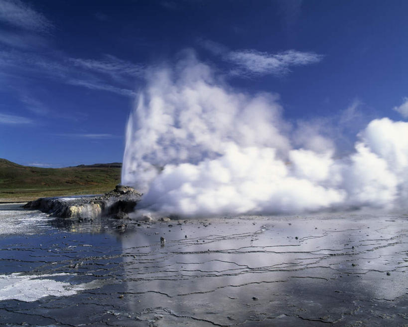 无人,横图,室外,白天,正面,旅游,度假,爆炸,石头,美景,山,山脉,温泉,雾,欧洲,冰岛,阴影,沸腾,朦胧,模糊,光线,蒸汽,石子,影子,景观,山峰,云,云朵,山峦,水蒸气,雾气,云彩,娱乐,蓝色,白云,蓝天,天空,阳光,自然,群山,天,享受,休闲,景色,放松,晴朗,气体,自然风光,北欧,爆发,冰岛共和国,间歇泉,蒸发,暴发,发作,石块,岩石,晴空,彩图