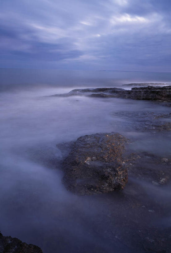 无人,竖图,俯视,室外,白天,海浪,海洋,石头,美景,波纹,粗糙,平静,石子,景观,浪花,乌云,云,阴天,云朵,云彩,水纹,天空,自然,海水,波浪,天,景色,安静,高低,宁静,一望无际,凹凸,毛糙,昏暗,阴沉,静谧,自然风光,海景,沉静,恬静,安祥,僻静,清静,太平,无边无际,一马平川,大海,风浪,海,海水的波动,近岸浪,石块,岩石,涌浪,彩图,高角度拍摄,粗拙