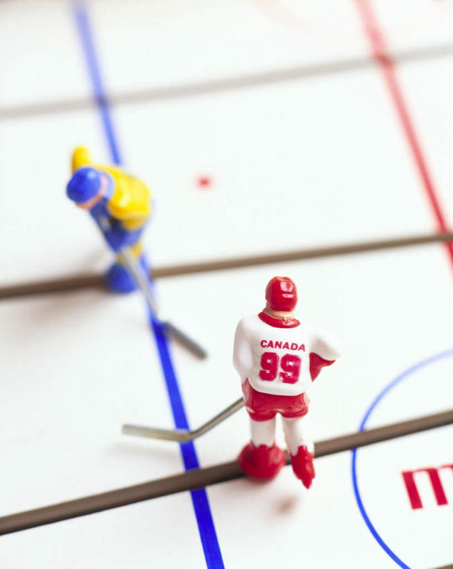 西方人,无人,两个人,竖图,俯视,室内,白天,运动服,游戏,曲棍球,桌面,桌子,玩具,欧洲,欧洲人,握,服装,标志,数字,文字,字符,大理石,分界线,停车线,拿,玩,拿着,娱乐,标识,运动器械,衣服,休闲,健身器械,益智,握着,阿拉伯数字,服饰,活动,车行道,车行道分界线,衣着,穿着,发泄,消遣,智力,标线,健身器材,车行线,宣泄,大理石制品,衣饰,男人,男性,年轻男性,白种人,玩耍,嬉戏,彩图,高角度拍摄,全身,运动器材,运动装