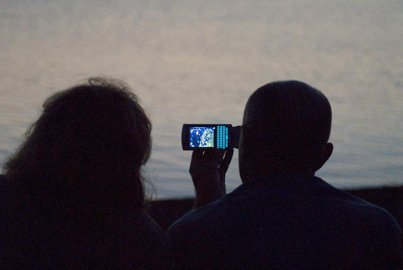 西方人,两个人,伙伴,朋友,站,打电话,横图,室外,白天,友谊,日落,电话,手机,欧洲,欧洲人,服装,朦胧,模糊,晚霞,霞光,落日,休闲装,通讯设备,拍照,背面,衣服,黄昏,站着,休闲,休闲服,彩霞,服饰,照像,夕照,交流,友情,年轻女性,女人,女性,白种人,夕阳,沟通,通话,站立,半身,彩图,照相,斜阳