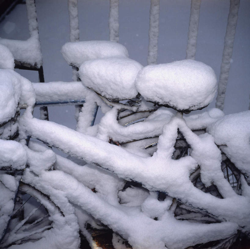 无人,横图,俯视,室外,白天,雪,大雪,自行车,一排,停靠,阴影,整齐,平静,光线,影子,积雪,雪景,冬季,冬天,车,脚踏车,排列,阳光,交通工具,安静,寒冷,宁静,凝聚,凝结,队列,静谧,停泊,载具,严寒,沉静,固结,凝固,凝集,恬静,安祥,僻静,清静,太平,彩图,高角度拍摄