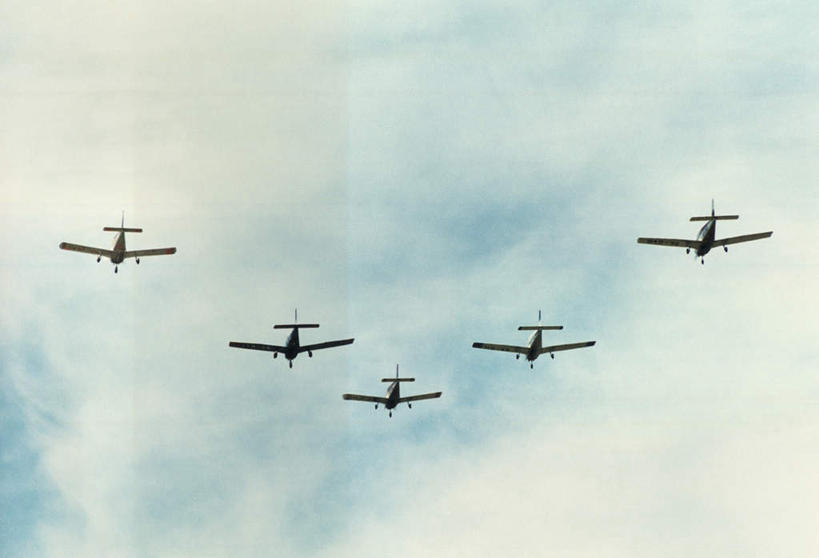 无人,横图,室外,白天,仰视,飞机,表演,飞翔,阴影,飞行,光线,影子,云,云朵,翱翔,云彩,航空,飞,排列,蓝色,白云,蓝天,天空,阳光,交通工具,天,战争,空军,晴朗,战斗机,练习,载具,轰炸机,演习,军用机,军用战斗机,五架,晴空,彩图,低角度拍摄,布列,分列