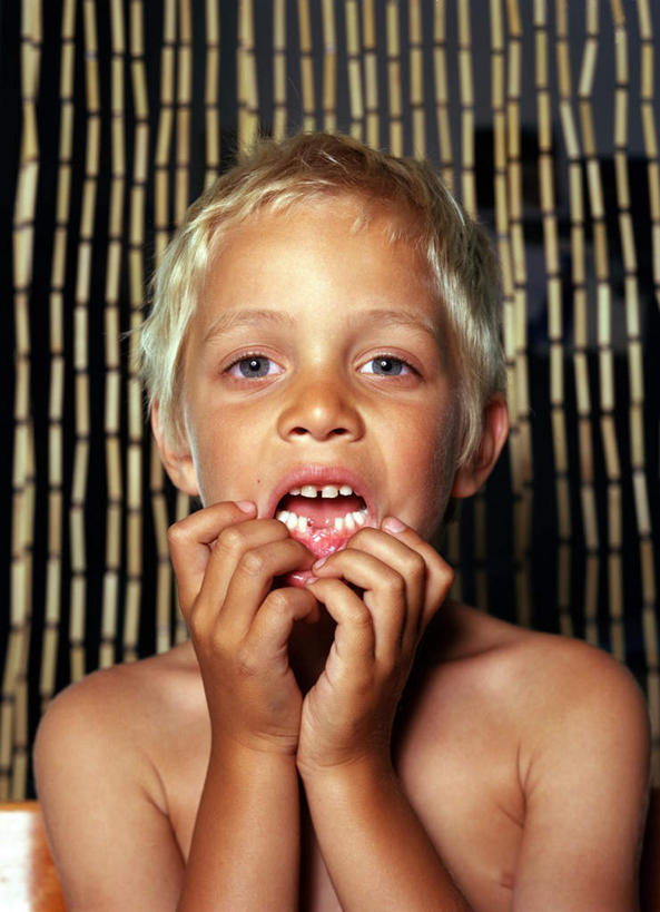 西方人,儿童,脸,头,脸颊,一个人,站,摸,竖图,室内,特写,白天,正面,纯洁,欧洲,欧洲人,仅一个男性,仅一个人,抚摸,阴影,光线,影子,缺口,灯光,注视,吐舌头,小孩,观察,看,伸舌头,站着,仅一个小孩,吐舌,可爱,童年,童趣,观看,察看,关注,童真,烂漫,无邪,天真,男孩,男人,男性,白种人,孩子,头部,脸部,脸蛋,面部,触摸,接触,站立,半身,彩图,男生