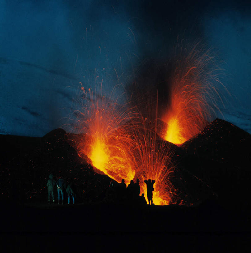 西方人,站,竖图,室外,白天,正面,火山,石头,山,山脉,欧洲,欧洲人,五个人,一堆,阴影,堆叠,堆积,光线,石子,影子,山峰,云,云朵,山峦,许多人,云彩,注视,蓝色,白云,蓝天,天空,阳光,群山,天,观察,看,站着,一群人,熔岩,晴朗,观看,堆,察看,关注,白种人,活火山,石块,死火山,休眠火山,岩石,晴空,站立,彩图,全身