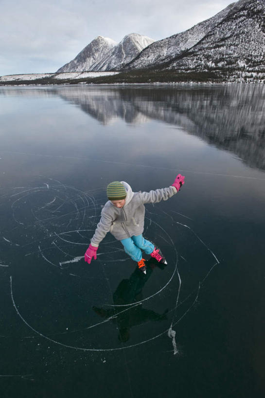 西方人,儿童,一个人,站,竖图,俯视,室外,白天,纯洁,河流,山,水,雪,雪山,大雪,欧洲,加拿大,欧洲人,仅一个女性,仅一个人,阴影,服装,光线,影子,冰,河水,积雪,山峰,水流,雪景,冬季,冬天,山峦,休闲装,小孩,衣服,蓝色,倒影,蓝天,天空,阳光,天,站着,仅一个小孩,休闲,休闲服,寒冷,可爱,童年,童趣,服饰,晴朗,冰冷,倒映,北美,北美洲,美洲,童真,烂漫,无邪,万里无云,北亚美利加洲,亚美利加洲,严寒,冰凉,酷寒,凛冽,凛凛,极冷,育空,育空地区,反照,天真,女孩,女人,女性,白种人,孩子,晴空,晴空万里,站立,彩图,高角度拍摄,全身,女生