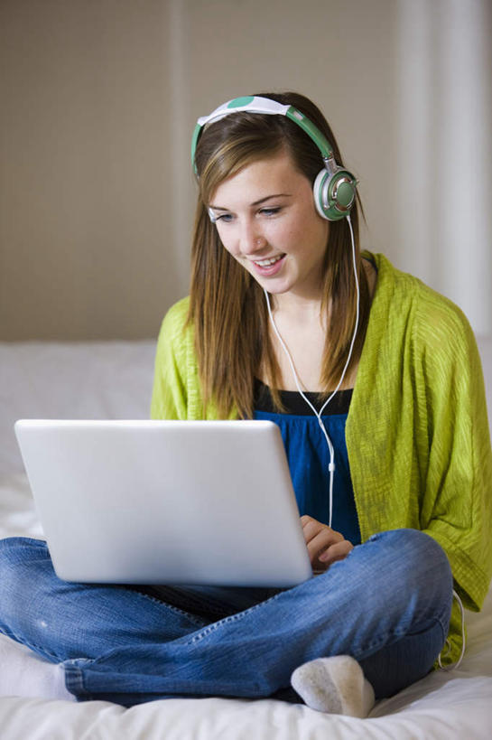 西方人,一个人,坐,笑,微笑,露齿笑,竖图,室内,白天,正面,快乐,满意,幸福,电脑,笔记本电脑,床,卧室,欧洲,加拿大,欧洲人,仅一个年轻女性,仅一个女性,仅一个人,敲打,网络,床单,音响,音乐,注视,娱乐,输入,通讯设备,被子,耳机,打字,观察,看,享受,休闲,放松,单人床,观看,点击,敲击,察看,无线,北美,舒适,被单,北美洲,享乐,关注,美洲,通信设备,无线网络,无线上网,便携式电脑,北亚美利加洲,亚美利加洲,按键,手提电脑,年轻女性,女人,女性,白种人,坐着,半身,彩图,睡房,卧房