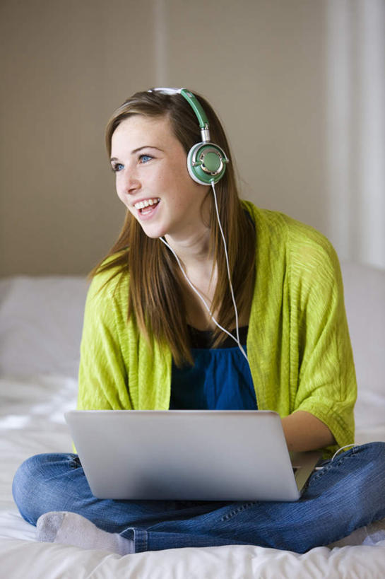 西方人,一个人,坐,笑,微笑,露齿笑,竖图,室内,白天,正面,快乐,满意,幸福,电脑,笔记本电脑,床,卧室,欧洲,加拿大,欧洲人,仅一个年轻女性,仅一个女性,仅一个人,敲打,网络,床单,音响,音乐,注视,娱乐,输入,通讯设备,被子,耳机,打字,观察,看,享受,休闲,放松,单人床,观看,点击,敲击,察看,无线,北美,舒适,被单,北美洲,享乐,关注,美洲,通信设备,无线网络,无线上网,便携式电脑,北亚美利加洲,亚美利加洲,按键,手提电脑,年轻女性,女人,女性,白种人,坐着,半身,彩图,睡房,卧房