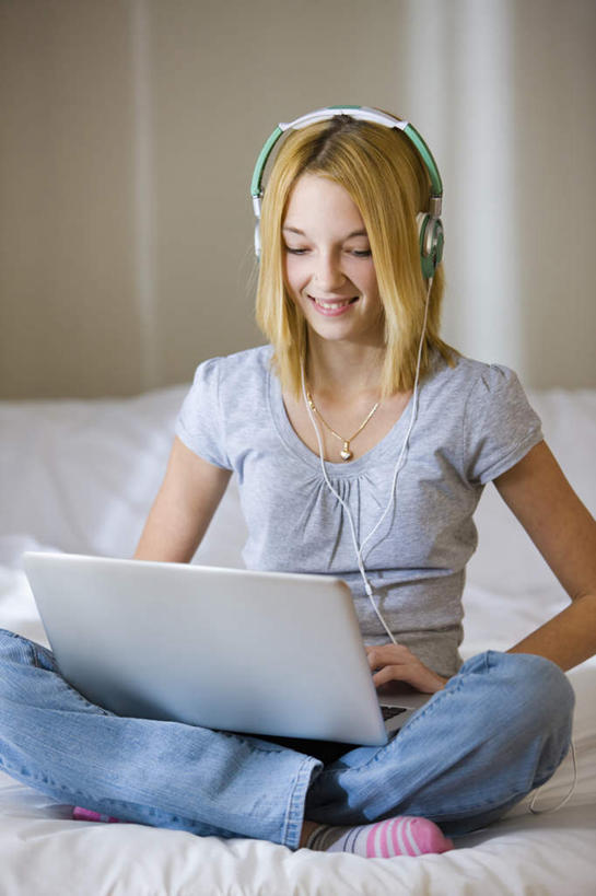 西方人,一个人,坐,笑,微笑,露齿笑,竖图,室内,白天,正面,快乐,满意,幸福,电脑,笔记本电脑,床,卧室,欧洲,加拿大,欧洲人,仅一个年轻女性,仅一个女性,仅一个人,敲打,网络,床单,音响,音乐,注视,娱乐,输入,通讯设备,被子,耳机,打字,观察,看,享受,休闲,放松,单人床,观看,点击,敲击,察看,无线,北美,舒适,被单,北美洲,享乐,关注,美洲,通信设备,无线网络,无线上网,便携式电脑,北亚美利加洲,亚美利加洲,按键,手提电脑,年轻女性,女人,女性,白种人,坐着,半身,彩图,睡房,卧房